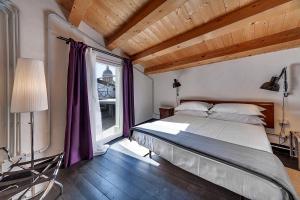 Un pat sau paturi într-o cameră la Palazzo Melfi