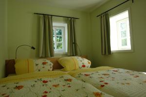 Ein Bett oder Betten in einem Zimmer der Unterkunft Räucher-Häusl