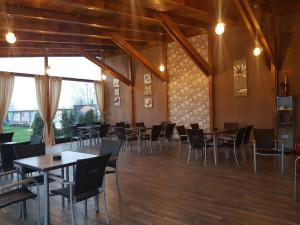 a restaurant with tables and chairs in a room at Pensiunea Family Zone in Roşiori de Vede