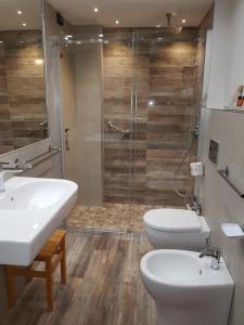 uma casa de banho com 2 WC e um chuveiro em Corsaro Etna Hotel&SPA em Nicolosi