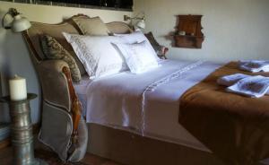 ein Schlafzimmer mit einem großen Bett mit weißen Kissen in der Unterkunft Terrace Houses Sirince in Selçuk