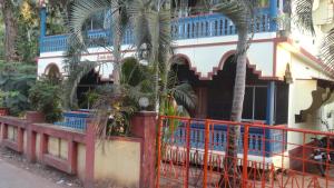 um edifício com palmeiras em frente em Naga Palace em Gokarna