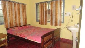 um quarto com uma cama, um lavatório e um lavatório. em Naga Palace em Gokarna