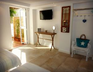 Un televizor și/sau centru de divertisment la Villa Breeze Boutique Guest Rooms, Marbella