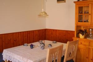 a dining room with a table with blue and white dishes on it at Rigófütty Vendégház in Tiszaalpár