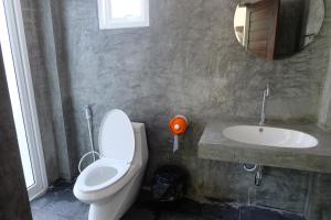 Et badeværelse på Maikhao Beach Guest House