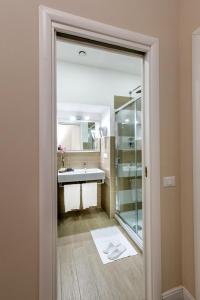 A bathroom at Bloom Apartment by La Griffe