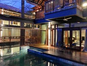 une maison avec une piscine et une maison dans l'établissement The Shorea, à Seremban