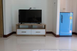 TV a/nebo společenská místnost v ubytování Maikhao Beach Guest House