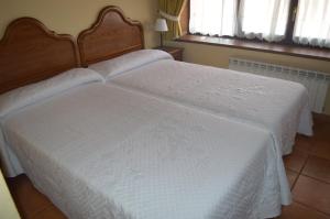 Postel nebo postele na pokoji v ubytování Hostal Revinuesa
