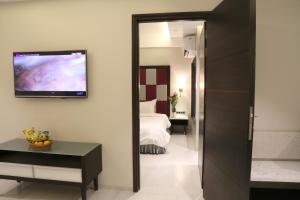 The Flora Grand, Vasco, Goa的电视和/或娱乐中心