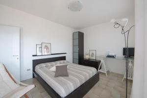 1 dormitorio con 1 cama grande y escritorio en Casa Maria, en Tremosine Sul Garda
