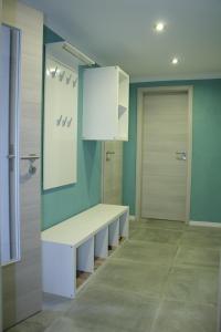 a bathroom with a sink and a mirror at Ferienwohnung am Riesenfuss in Pirna