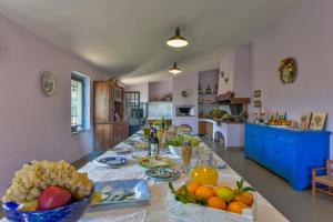 una cocina con una mesa larga con fruta. en Villa Casalguidi by PosarelliVillas, en Cantagrillo