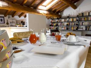 une table avec une assiette de nourriture et un livre dans l'établissement Stella21 BedandBreakfast, à Modène