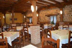 Restaurace v ubytování Hostal Revinuesa