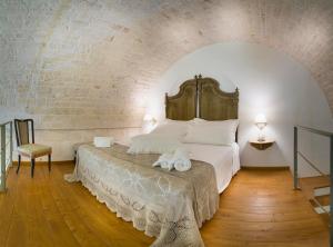 una camera da letto con un letto con due asciugamani sopra di B&B C'era una volta ad Alberobello