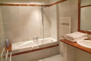 La salle de bains est pourvue d'une douche, d'une baignoire et d'un lavabo. dans l'établissement Les Chambres d'hôtes Benoit Breton, à Bulgnéville