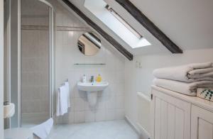 Un baño con lavabo y ducha en Apartments Rybná, en Praga