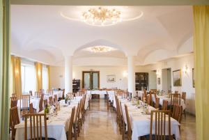 rzędu stołów w pokoju z białymi obrusami w obiekcie Hotel Internazionale w mieście Ischia