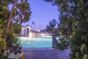 una gran piscina rodeada de árboles. en Hotel Internazionale, en Isquia
