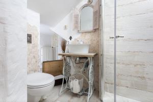 Ett badrum på Penzion Enrico