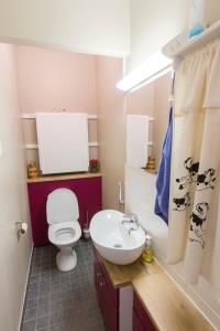 Kylpyhuone majoituspaikassa Matkustajakoti Kuutamo Guesthouse