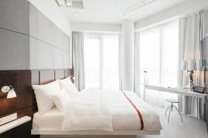 Ein Bett oder Betten in einem Zimmer der Unterkunft Ruby Lilly Hotel Munich