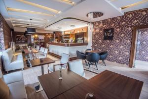 Reštaurácia alebo iné gastronomické zariadenie v ubytovaní Penzion Panda
