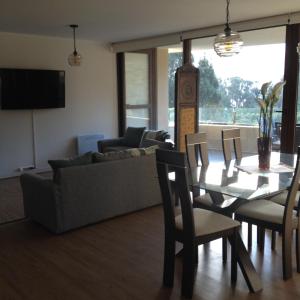 a living room with a table and a couch at Departamento Costa Puyai II 751 in Papudo