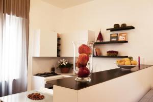 una cucina con un vaso pieno di frutta su un bancone di Alloro&Gelsomino a Marsala