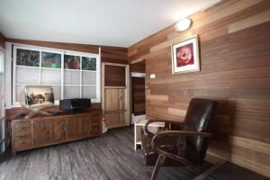 台南的住宿－屎溝墘客廳，客房设有木墙、书桌和椅子。