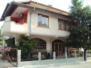 Gallery image of Amfora Guest House in Byala