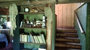 a room with a book shelf with books at Marknatalu Puhkemajad in Pärnu