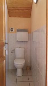 L'Or de Fabiol في Orlu: حمام مع مرحاض أبيض في الغرفة
