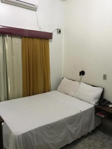 Un pat sau paturi într-o cameră la Hotel Colorado