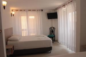 Postel nebo postele na pokoji v ubytování Akel House Hotel