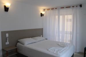 Postel nebo postele na pokoji v ubytování Akel House Hotel