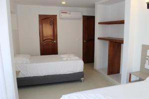 Postel nebo postele na pokoji v ubytování Akel House Hotel