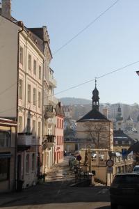 Nespecifikovaný výhled na destinaci Karlovy Vary nebo výhled na město při pohledu z apartmánu