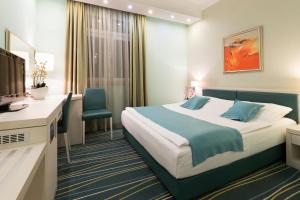 Una cama o camas en una habitación de Kopernikus Hotel Prag