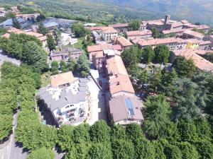 una vista aérea de una ciudad con árboles y edificios en Hotel Fabbrini en Abbadia San Salvatore