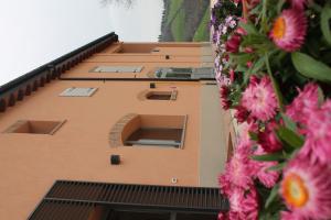 Un edificio con un mazzo di fiori davanti di Agriturismo Ben Ti Voglio a Bologna