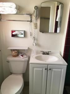 A bathroom at The Monticello Inn