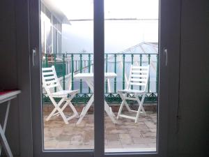 vista su un balcone con 2 sedie e un tavolo di San Isidoro White Loft a Siviglia