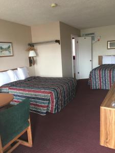 En eller flere senger på et rom på The Monticello Inn