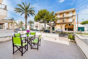 une terrasse avec une table et des chaises dans une rue de la ville dans l'établissement Ca Sa Padrina by LOCALITE, à Can Picafort