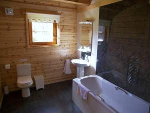 Vonios kambarys apgyvendinimo įstaigoje Benview Lodges