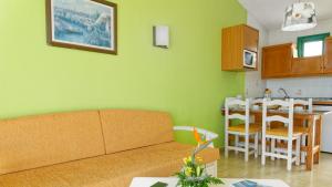 A kitchen or kitchenette at Apartamentos Monteparaiso