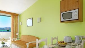 A television and/or entertainment centre at Apartamentos Monteparaiso
